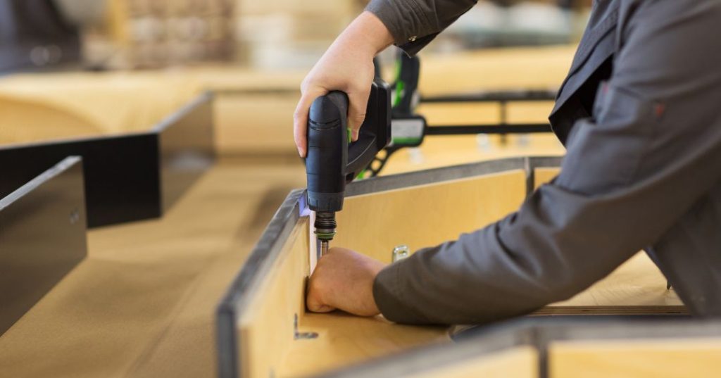 Como Montar Guarda-Roupa em Betim: 5 Passos e Dicas capa montador de moveis em Betim